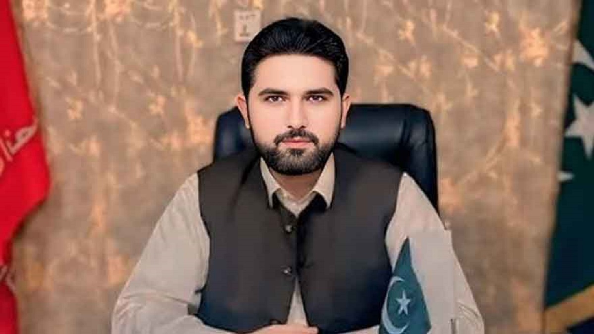 “Sohail Afridi addressing the Khyber Pakhtunkhwa Assembly after being elected Chief Minister with 90 votes; members and party leaders present in the house.”