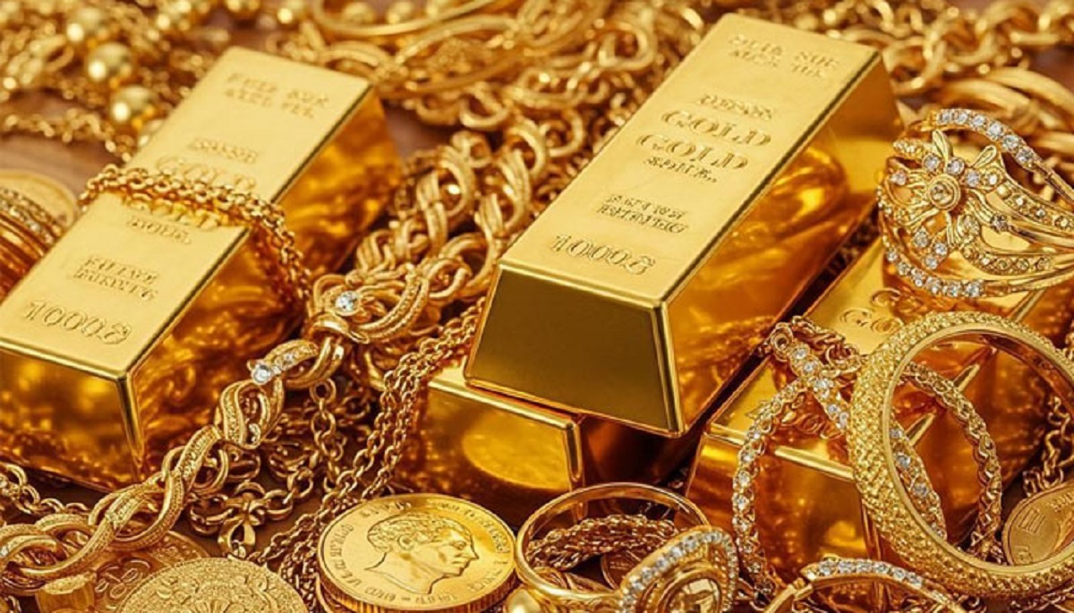 "Gold bars and coins representing rising gold prices in Pakistan as 24K gold hits Rs 422,700 per tola."